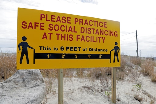 Social distance signage is posted on the first day that New York beaches were opened ahead of the Memorial Day weekend following the outbreak of COVID-19 at Town Park at Point Lookout beach on Long Island, New York, US, May 22, 2020. (REUTERS/Andrew Kelly)