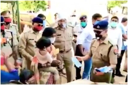 Cops planned a sweet surprise for children of migrant workers at MP borders | Credit: Twitter