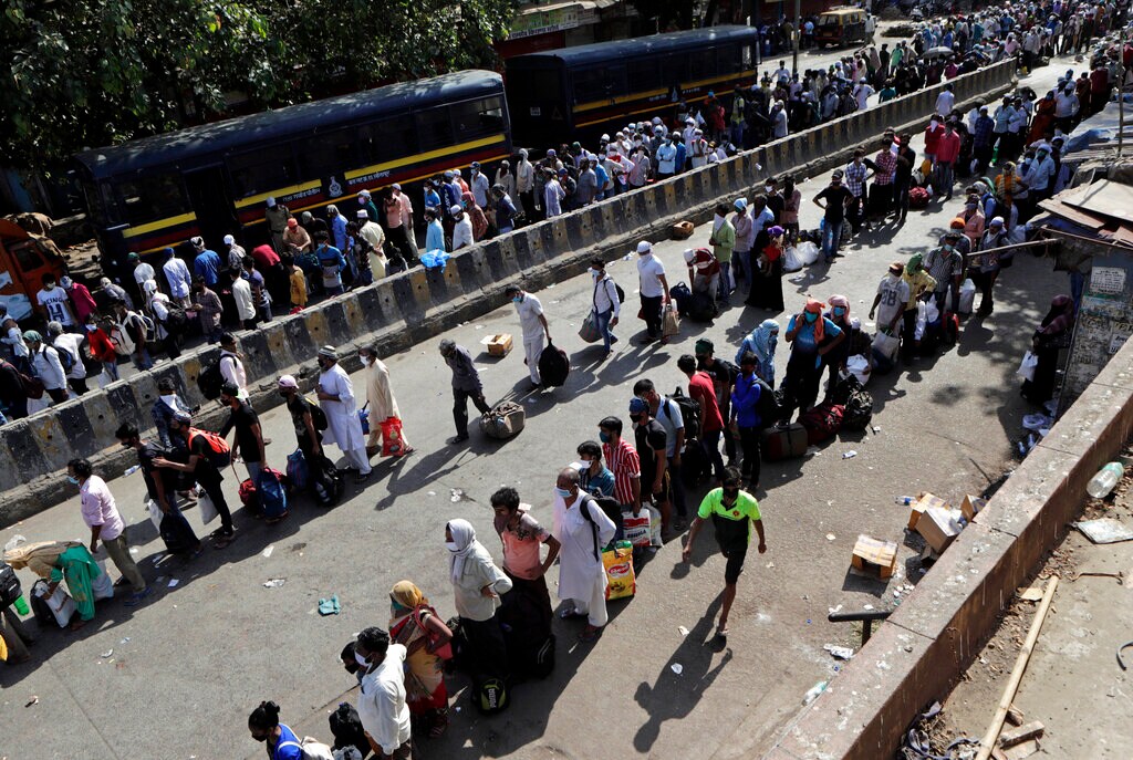 Hundreds of Migrants Crowd Railway Stations in Mumbai Yet Again - News18
