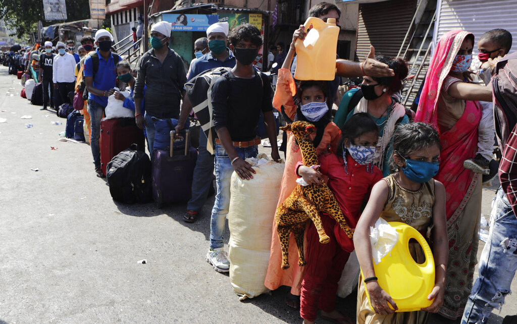 Hundreds of Migrants Crowd Railway Stations in Mumbai Yet Again