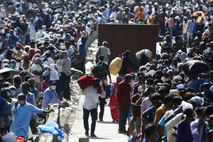 Hundreds of Migrants Crowd Railway Stations in Mumbai Yet Again