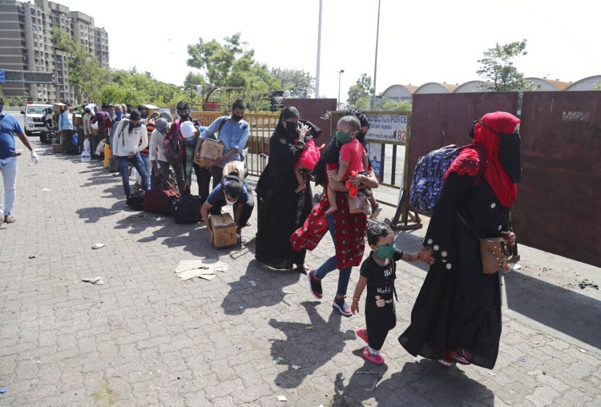 Hundreds of Migrants Crowd Railway Stations in Mumbai Yet Again - News18
