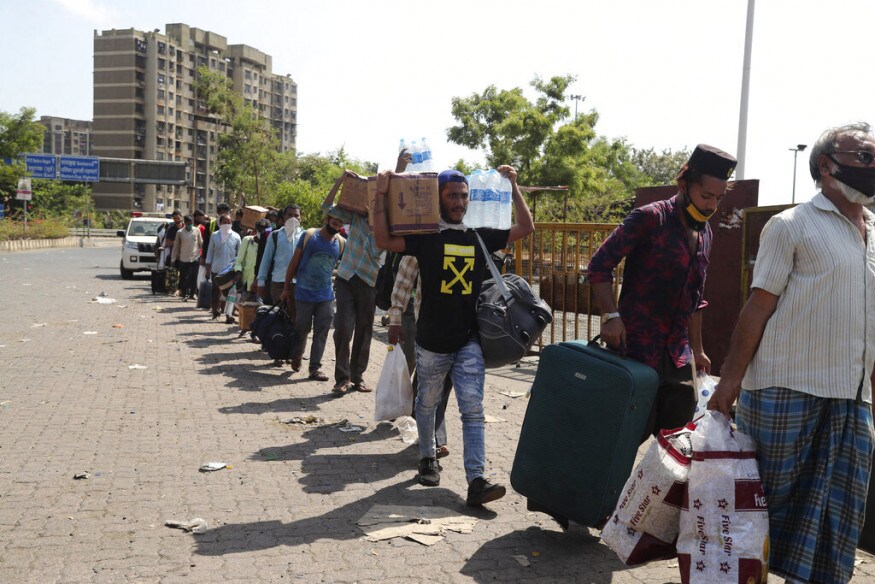 Hundreds of Migrants Crowd Railway Stations in Mumbai Yet Again - News18