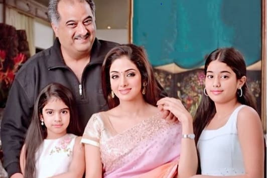 This Pic of Sridevi with Boney Kapoor and Daughter Janhvi, Khushi is ...