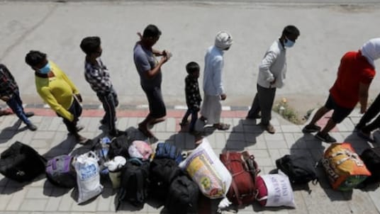 Migrant workers and their families wait to get on a bus to reach a railway station to board a train to their home state of Uttar Pradesh, during an extended lockdown to slow the spreading of the coronavirus disease (COVID-19), in New Delhi, India, May 26, 2020. Photo: (REUTERS/Adnan Abidi)
