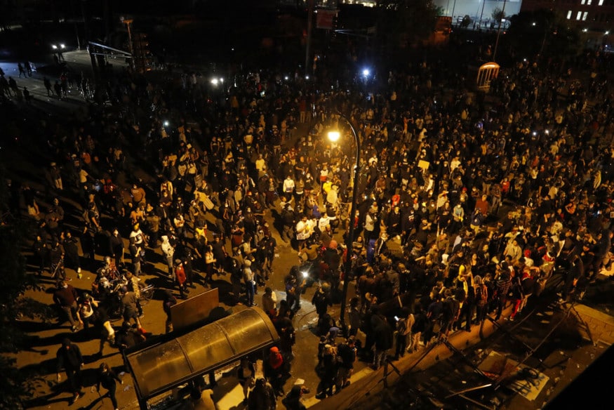  Protesters are seen from the roof of the Minneapolis police 3rd Precinct building, in Minneapolis. (Image: AP)