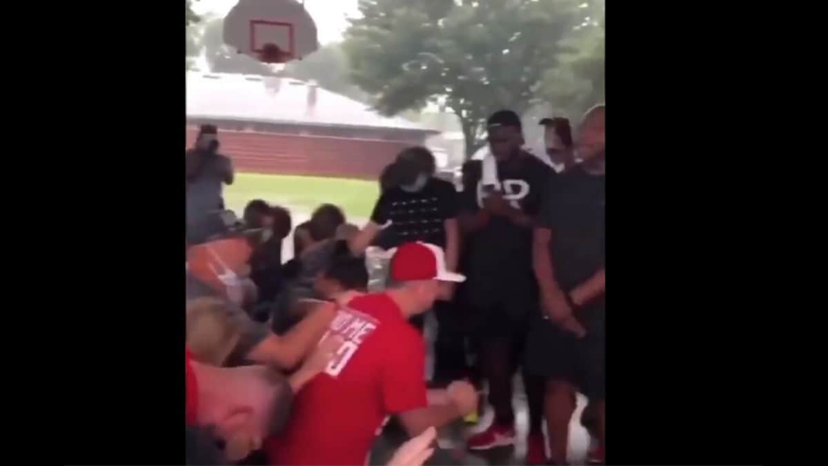 White Neighbours Kneel to Apologise to African-Americans in Texas for ...