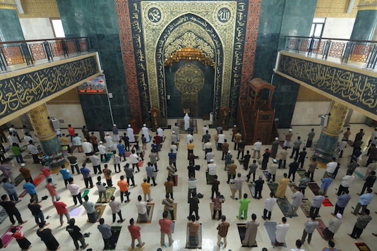 Indonesia Muslims take part in Friday prayers at a mosque, amid the spread of coronavirus disease (COVID-19) outbreak, in Klaten, Central Java Province, Indonesia, June 5, 2020, in this photo taken by Antara Foto. Antara Foto/Aloysius Jarot Nugroho/ via REUTERS. Indonesia Muslims take part in Friday prayers at a mosque, amid the spread of coronavirus disease (COVID-19) outbreak, in Klaten, Central Java Province, Indonesia, June 5, 2020, in this photo taken by Antara Foto. Antara Foto/Aloysius Jarot Nugroho/ via REUTERS.