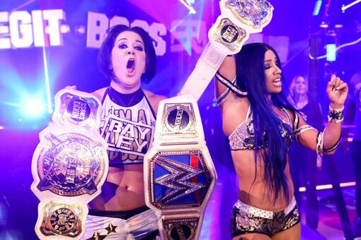 Wwe Smackdown Results Sasha Banks And Bayley Win Women S Team Championship Brawn Strowman Gets Tormented