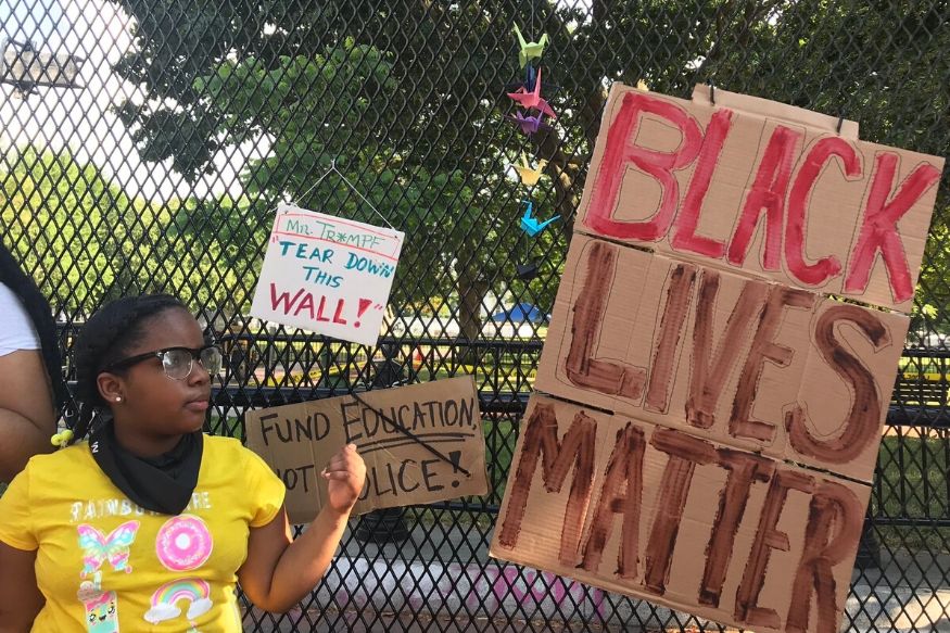 Floyd Protesters Turn Fence Erected by Trump around White House into a Wall  of Resistance Art