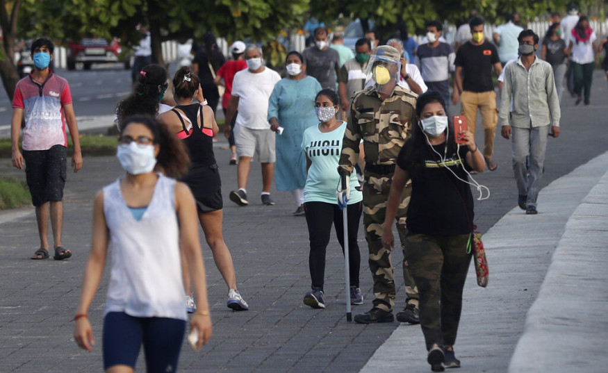 Marine Drive Crowded as Mumbaikars Step Out to Exercise, Enjoy Outdoors - Photogallery