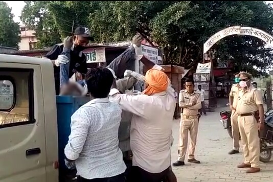 The dead body being thrown into a garbage van in Balrampur in UP. The dead body being thrown into a garbage van in Balrampur in UP.