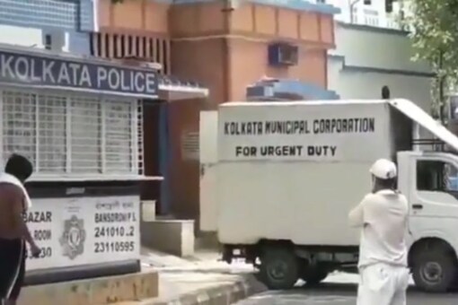 The video showed personnel of the Kolkata Municipal Corporation loading decomposed bodies into a van allegedly outside the Garia crematorium. (Image: Twitter)
