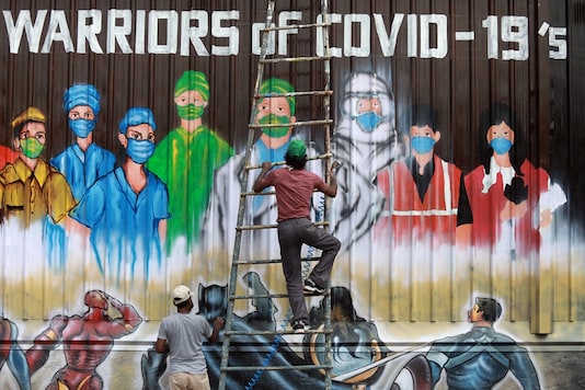 नई दिल्ली, भारत, 8 जून को कोरोनोवायरस रोग (COVID-19) के प्रसार को धीमा करने के लिए लगाए गए भारत के लॉकडाउन प्रतिबंधों को कम करने के लिए 'COVID-19 योद्धाओं' को श्रद्धांजलि देते हुए एक आदमी सीढ़ी चढ़ता है। , 2020. REUTERS / अनुश्री फड़नवीस नई दिल्ली, भारत, 8 जून को कोरोनोवायरस रोग (COVID-19) के प्रसार को धीमा करने के लिए लगाए गए भारत के लॉकडाउन प्रतिबंधों को कम करने के लिए 'COVID-19 योद्धाओं' को श्रद्धांजलि देते हुए एक आदमी सीढ़ी चढ़ता है। , 2020. REUTERS / अनुश्री फड़नवीस