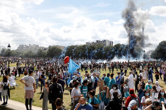 Smoke and tear gas fill the air at the Invalides square during clashes between police and protesters at a demonstration by French health workers in Paris as part of a nationwide day of actions to urge the government to improve wages and invest in public hospitals, in the wake of the coronavirus disease (COVID-19) crisis in France June 16, 2020.   (Image: REUTERS)