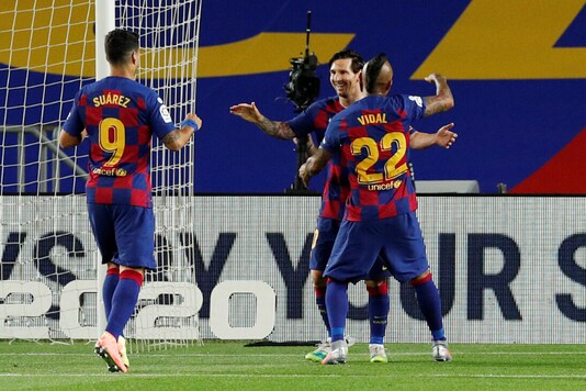 莱昂内尔·梅西（Lionel Messi）与他的巴塞罗那队友一起庆祝进球。 （照片来源：路透社）