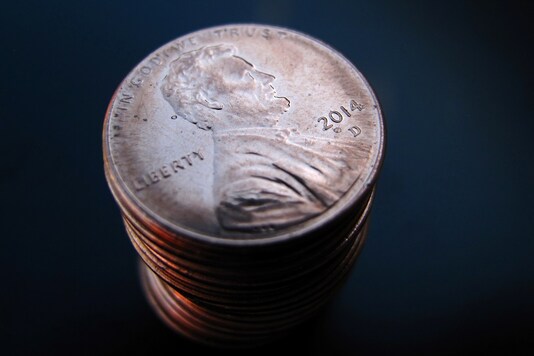 FILE PHOTO: A stack of one cent U.S. coins depicting Abraham Lincoln is shown in this photo Illustration in Encinitas, California March 26, 2015. Picture taken March 26, 2015.  (REUTERS/Mike Blake/File Photo)