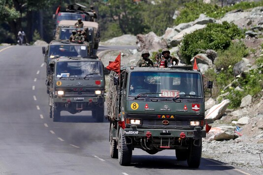 An Indian Army convoy moves along a highway leading to Ladakh, at Gagangeer in Kashmir's Ganderbal district. Reuters/File photo