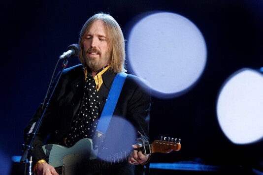 Singer and songwriter Tom Petty performs during the half time show of the NFL's Super Bowl XLII football game between the New England Patriots and the New York Giants in Glendale, Arizona February 3, 2008. (Reuters)