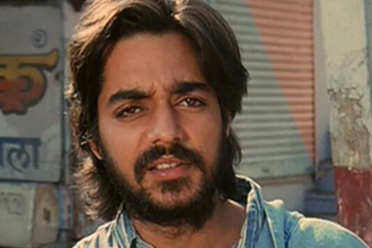 Chandrachur Singh in a still from Gulzar's directorial debut Maachis. (Image courtesy: YouTube)