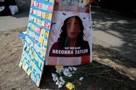 A portrait of Breonna Taylor is posted to a pole beside messages on sticky notes as protesters establish what they call an autonomous zone while continuing to protest against racial inequality and call for a defunding of Seattle police, in Seattle, Washington, June 10, 2020. (Photo: Reuters)