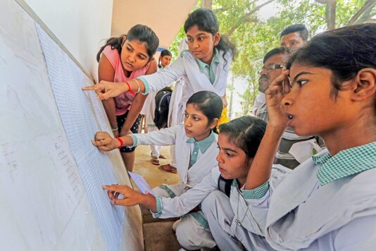 AUD एक दिल्ली सरकार द्वारा संचालित विश्वविद्यालय है और राष्ट्रीय राजधानी से उम्मीदवारों के लिए 85 प्रतिशत सीटें आरक्षित करता है और दिल्ली और दिल्ली के बाहर के उम्मीदवारों के लिए अलग-अलग कट-ऑफ की घोषणा करता है।