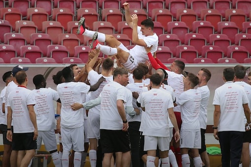Mario Gomez being lifted by Stuttgart players and staff (Photo Credit: Twitter) 