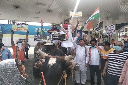 Congress party workers seen protesting fuel price hike in Delhi. (Image: News18/ Nasib Singh)