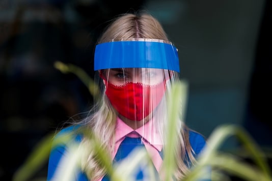 A restaurant employee wears a protective face shield and mask due to the coronavirus disease (COVID-19) outbreak in Moscow, Russia  July 8, 2020. (REUTERS/Maxim Shemetov/File Photo)