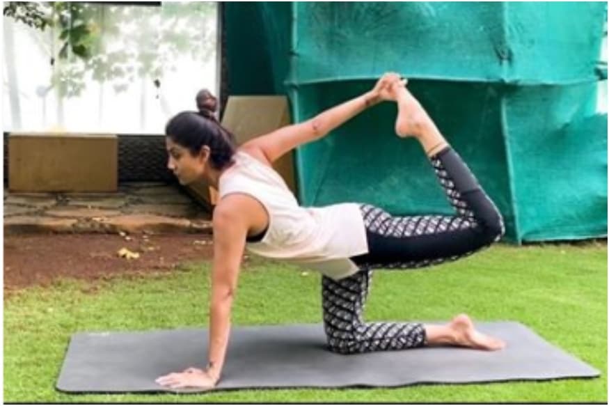 Mid-week blues? Shilpa Shetty Kundra shows you this yoga asana that will  help you beat stiffness and fatigue | TheHealthSite.com