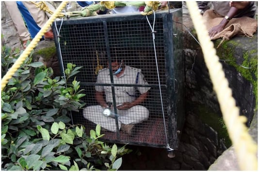Forest officer Siddarajau descending down a well to save a leopard | Image credit: Twitter Forest officer Siddarajau descending down a well to save a leopard | Image credit: Twitter
