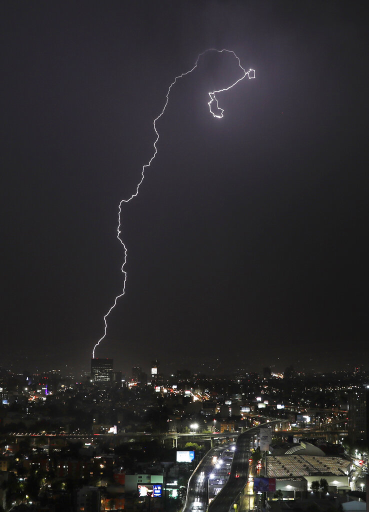 perfectly-timed-photographs-of-lightning-strikes