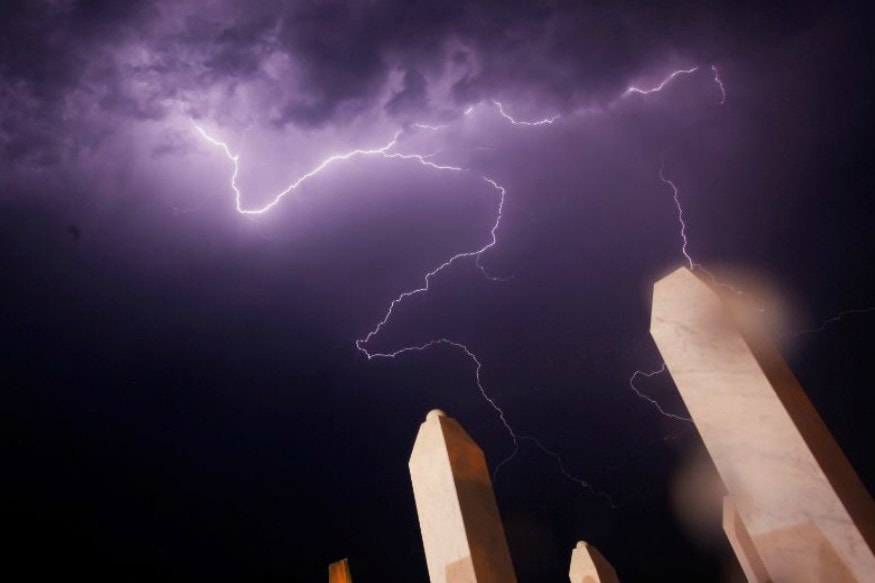 perfectly-timed-photographs-of-lightning-strikes-news18