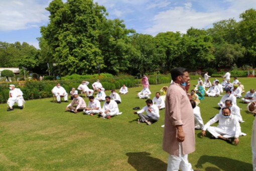 Rajasthan Congress MLAs supporting Chief Minister Ashok Gehlot at Raj Bhawan. (Twitter/ANI)