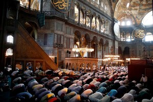 Thousands of Muslims Gather at Museum-Turned-Mosque Hagia Sophia For Friday Prayers