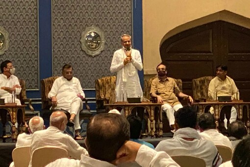 CM Ashok Gehlot speaks to Congress MLAs at Fairmont Hotel.