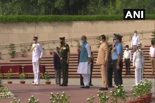 Defence Minister Rajnath Singh, MoS Defence Shripad Naik and three service chiefs pay tribute at the National War Memorial. (Image: ANI)