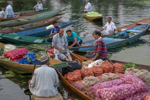Floating Vegetable Market on Dal Lake India - A Must Visit Place in Srinagar
