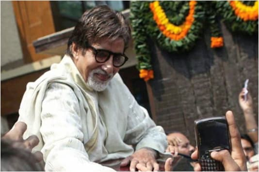 Amitabh Bachchan greets his fans