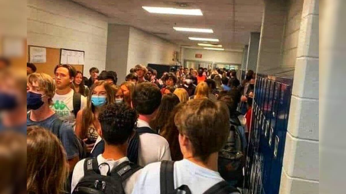 US Student Suspended for Posting Photo of Crowded School Hallway that