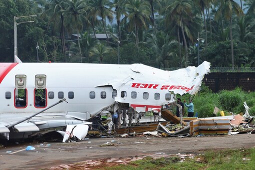 Officials inspect the site where a passenger plane crashed when it overshot the runway at the Calicut International Airport in Karipur, in Kerala. (REUTERS)