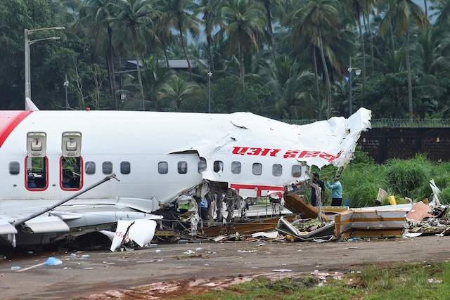 Officials inspect the site where a passenger plane crashed when it overshot the runway at the Calicut International Airport in Karipur, in Kerala. (REUTERS)
