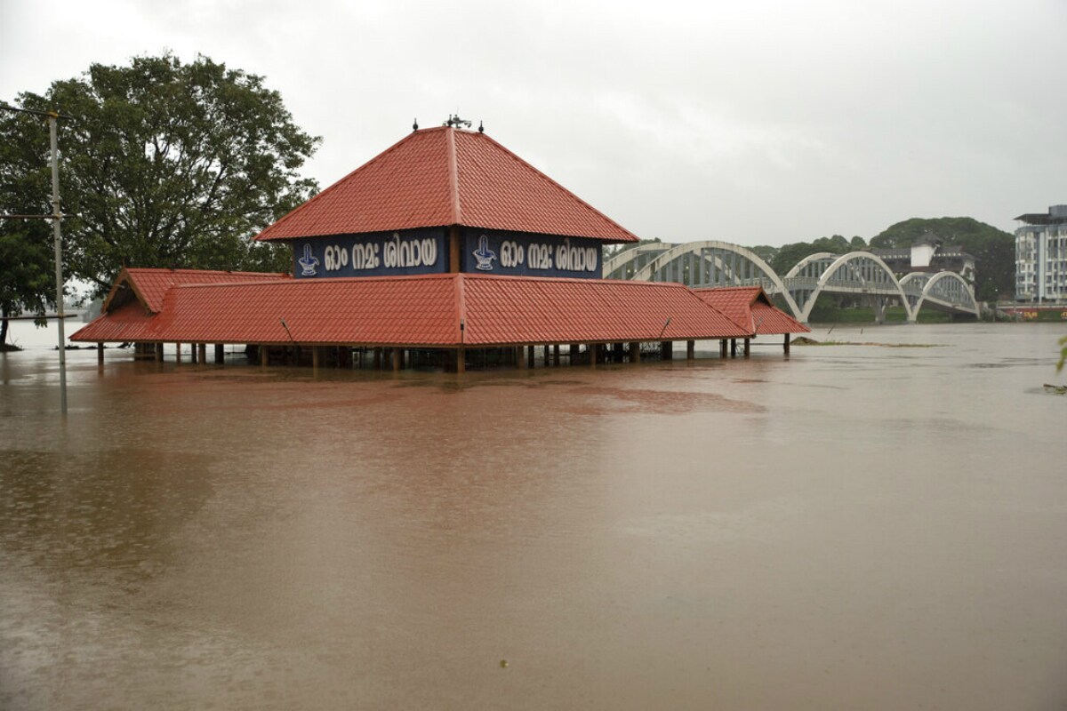 Kerala Rains Live Updates Imd Sounds Red Alert In 6 Districts Idukki Landslide Toll Rises To 43