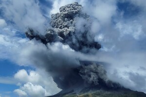Mt Sinabung Erupts Again: Spews New Burst of Hot Ash & Smoke