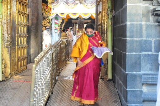 A deevotee at the Tirumala temple.(News18)