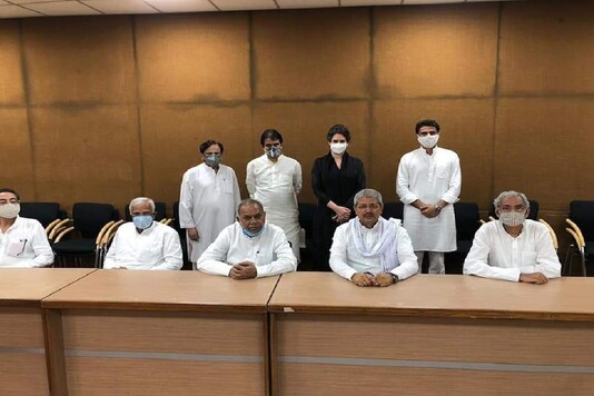 Congress leaders Ahmed Patel, KC Venugopal, Priyanka Gandhi with former Rajasthan deputy CM Sachin Pilot and party MLAs after a meeting on Monday evening. (News18) Congress leaders Ahmed Patel, KC Venugopal, Priyanka Gandhi with former Rajasthan deputy CM Sachin Pilot and party MLAs after a meeting on Monday evening. (News18)