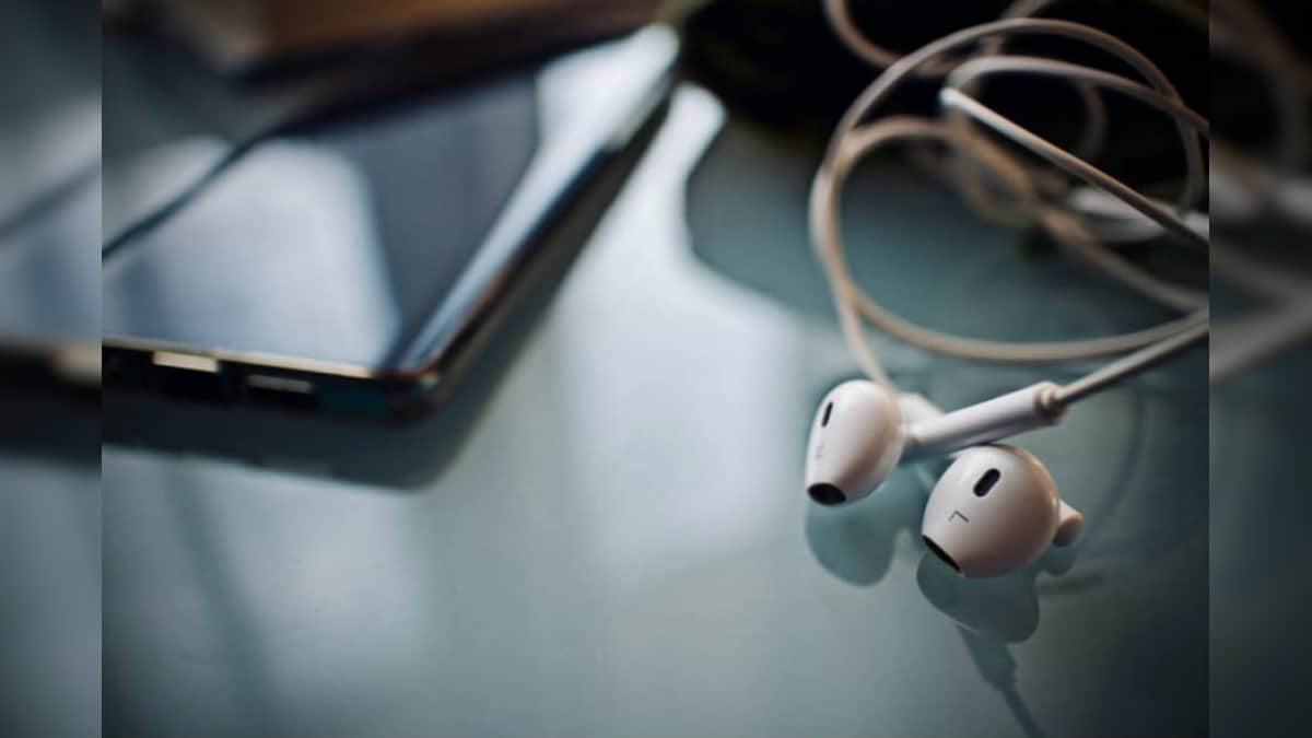 7 Best Habits to Prevent Hearing Damage And Loss Due to Earphone Use