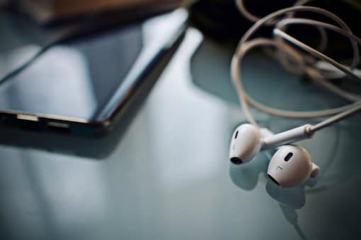7 Best Habits to Prevent Hearing Damage And Loss Due to Earphone Use