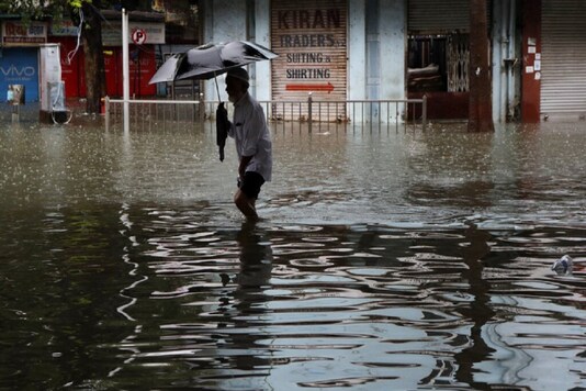 The Colaba weather bureau, representative of Mumbai's island city, recorded 63.2 mm rainfall, while the Santacruz
observatory, representative of Mumbai's suburbs, reported 31.6 mm rainfall.