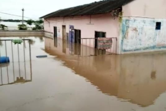 The increased flood flow kept tens of villages in
East and West Godavari districts marooned for the sixth day in
a row. (Image: ANI)